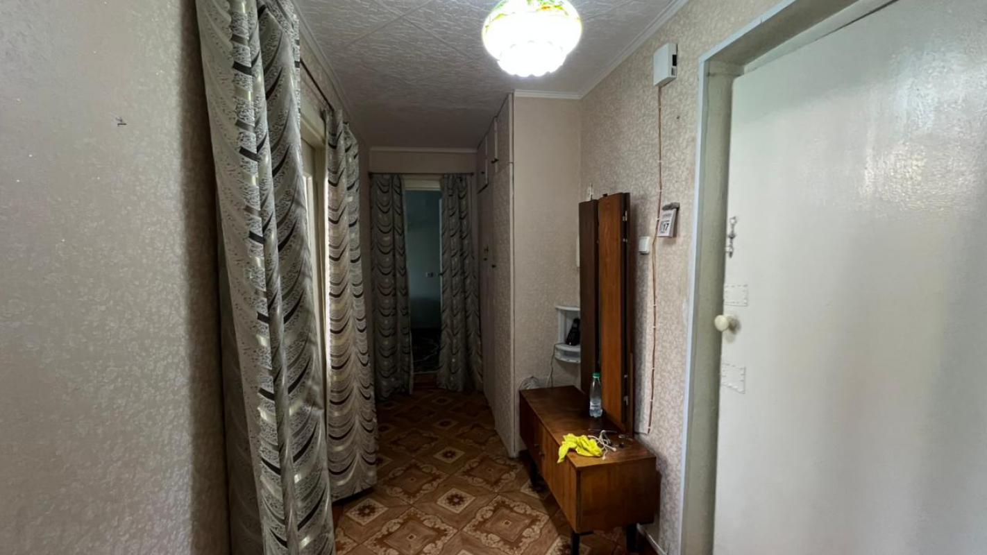 Квартира в хорошем состоянии, есть кондиционер, встроенный зимний холодильник, лоджия. - Новотроицк