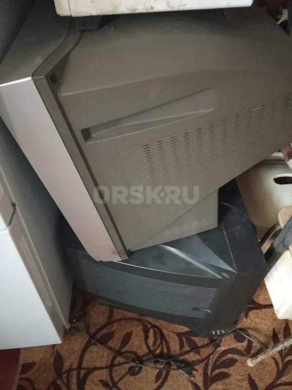 Продам два телевизора (один рабочий, другой наполовину) на запчасти без пультов по 200 рублей за шту - Орск