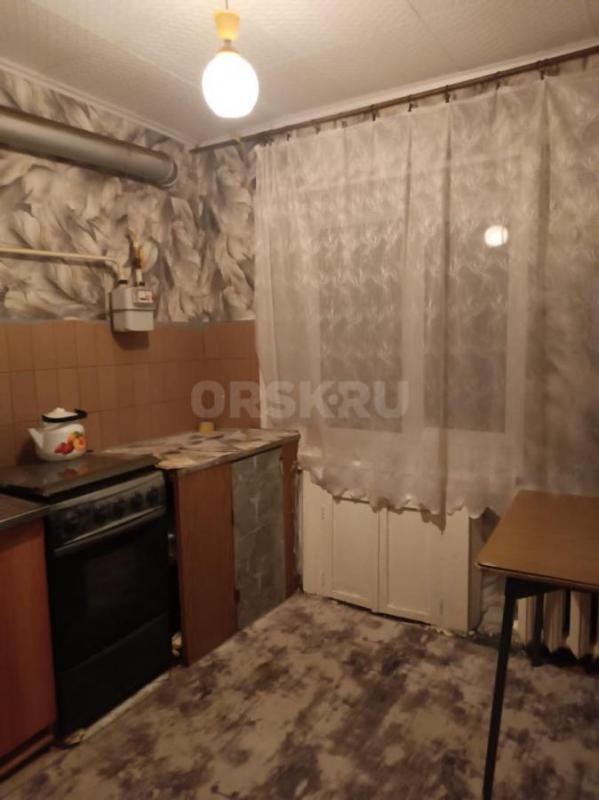 Сдам 2-х комнатную квартиру 2/5 этаж,район жд станция Орск,просвещения 64,рядом магнит,пятерочка,пол - Орск