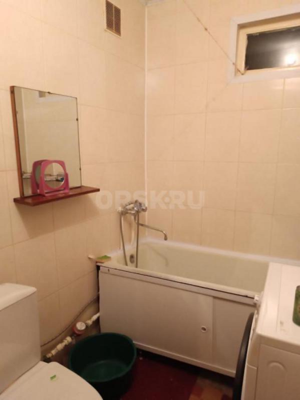 Сдам 2-х комнатную квартиру 2/5 этаж,район жд станция Орск,просвещения 64,рядом магнит,пятерочка,пол - Орск