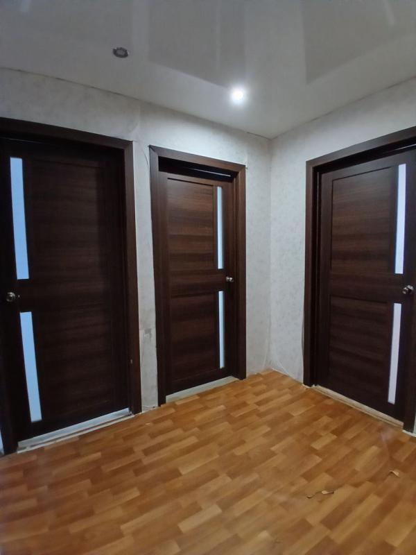 Продается 3-комнатная квартира на комфортном этаже с раздельными комнатами   по адресу: г. - Новотроицк