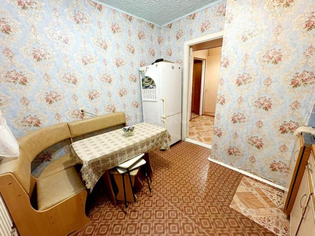 2-комнатная квартира в 6- микрорайоне улучшенной планировки. - Орск