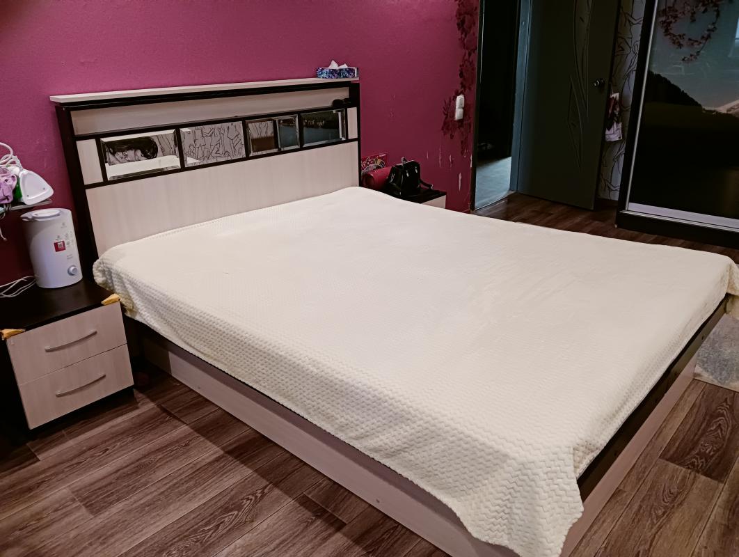 Продам кровать размер 160*200без матрасса, за 5т, тумбочки есть с тумбами за 7.торг имеется. - Новотроицк