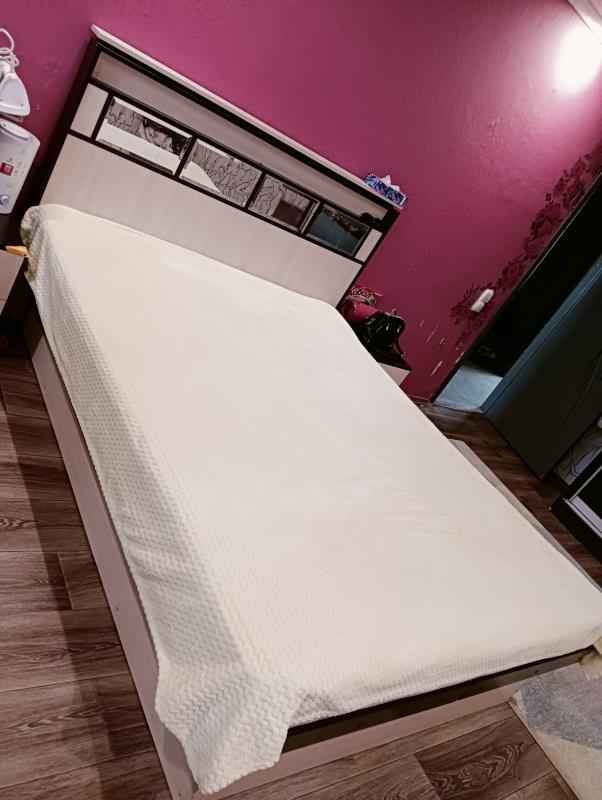 Продам кровать размер 160*200без матрасса, за 5т, тумбочки есть с тумбами за 7.торг имеется. - Новотроицк