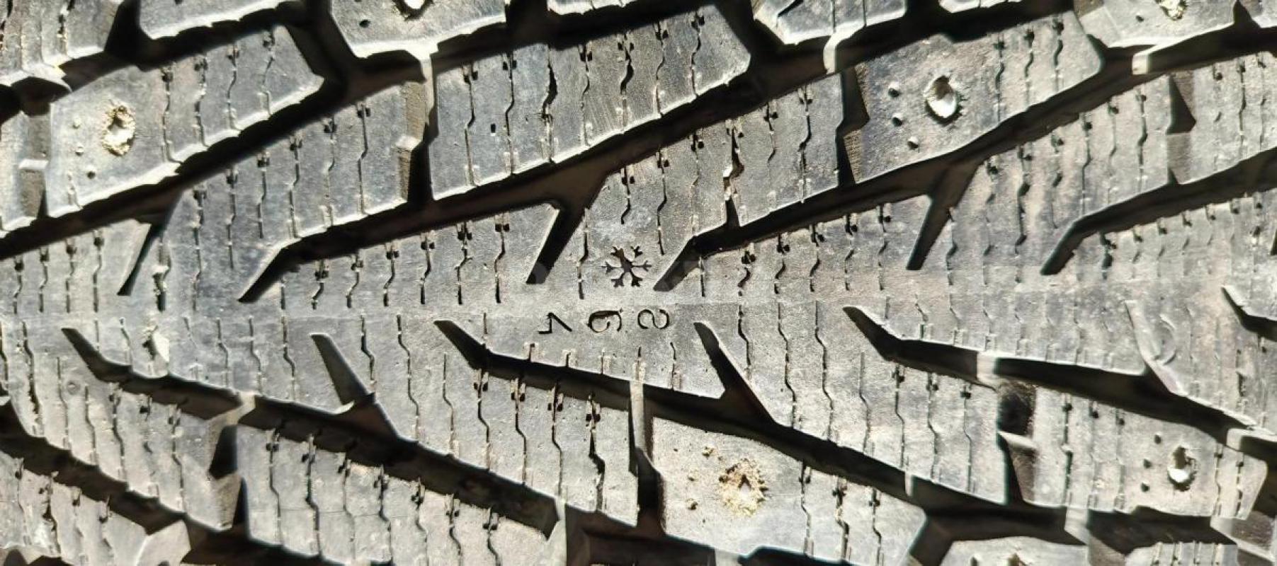 Продам комплект зимних шипованных шин в очень хорошем состоянии Nokian Tyres Nordman 7 SUV 225/60 R1 - Орск