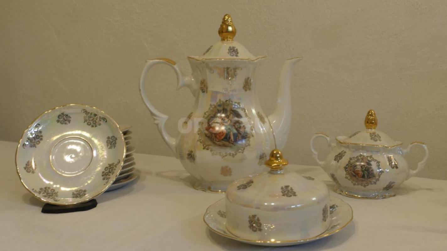 Мадонна - чайный сервиз на 12 персон, произв-во Kahla, ГДР, 55 предметов:
1) чайник доливной,
2) ч - Орск