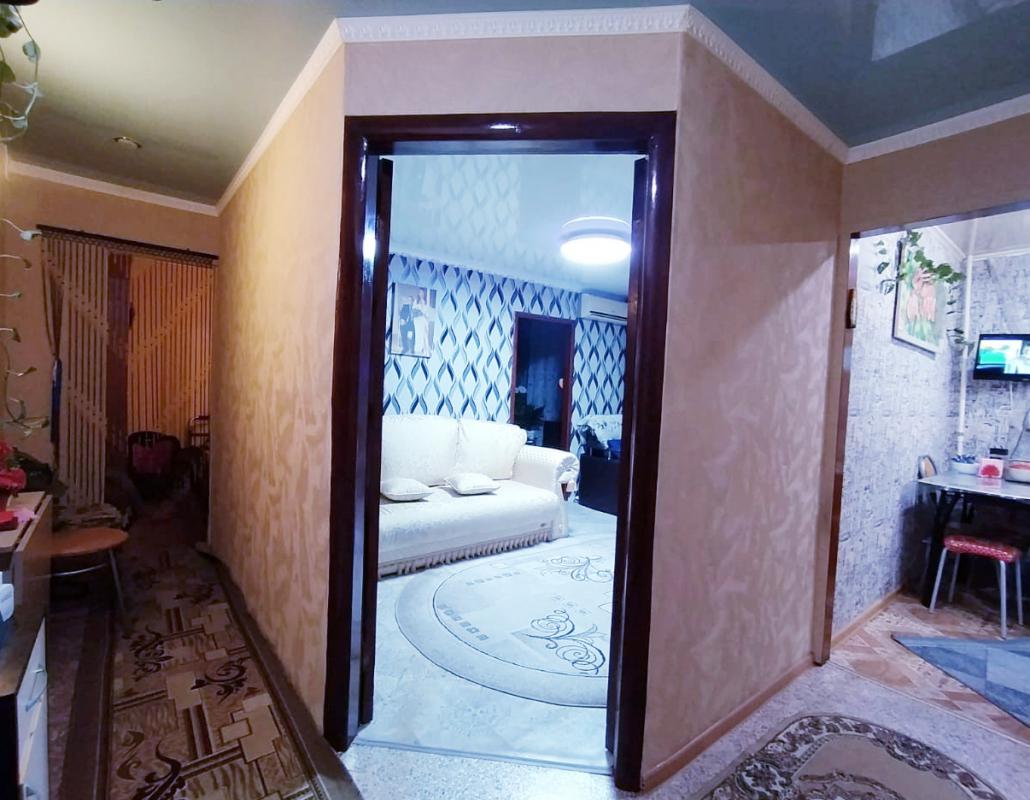 Продаётся 3-х  комнатная квартира, на 1 этаже, 5-ти этажного, кирпичного дома, по адресу:
 г Новотр - Новотроицк