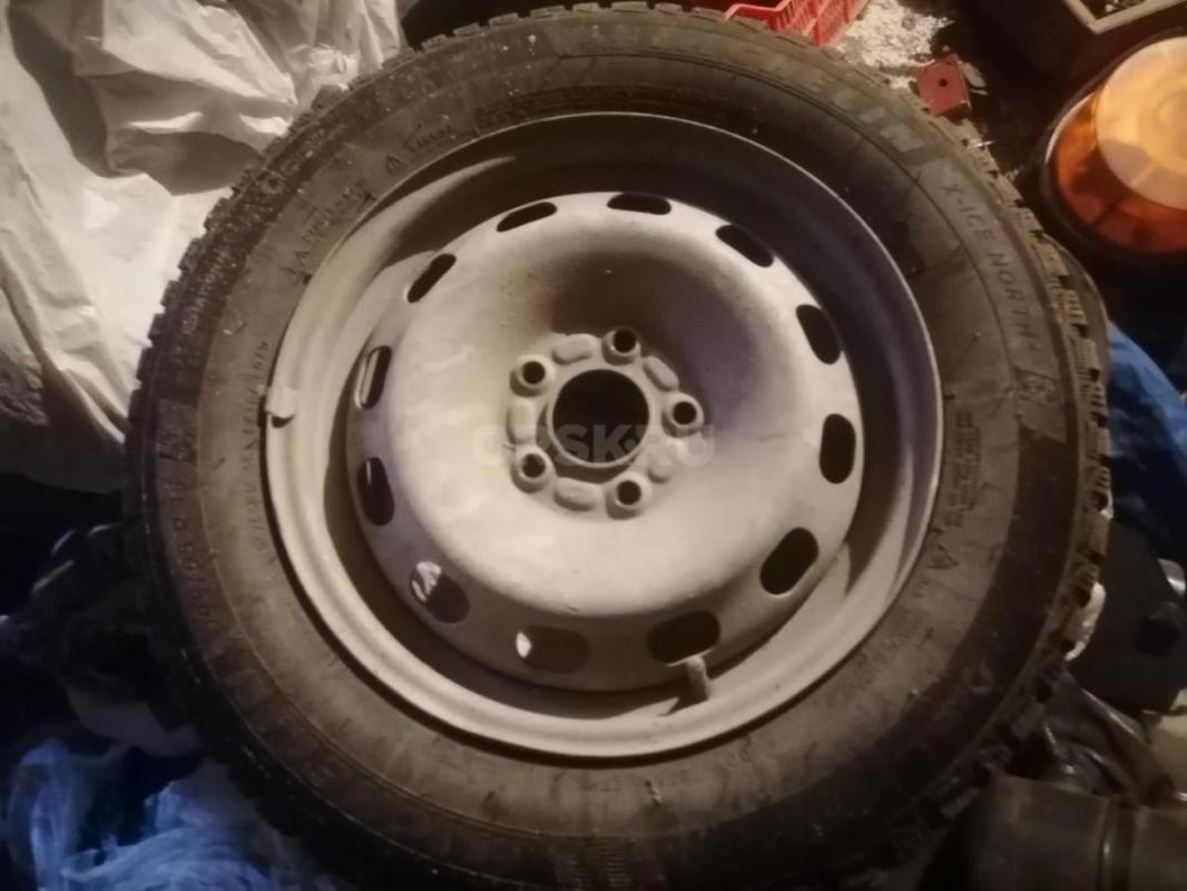Продам комплект зимней резины на дисках (4штуки) R15 разболтовка 5*108 стояла на форд фокус 2 резина - Орск