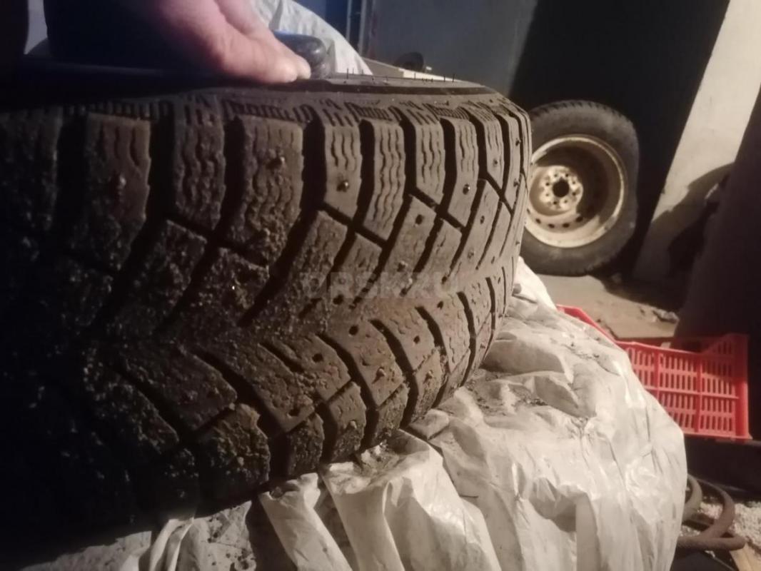 Продам комплект зимней резины на дисках (4штуки) R15 разболтовка 5*108 стояла на форд фокус 2 резина - Орск