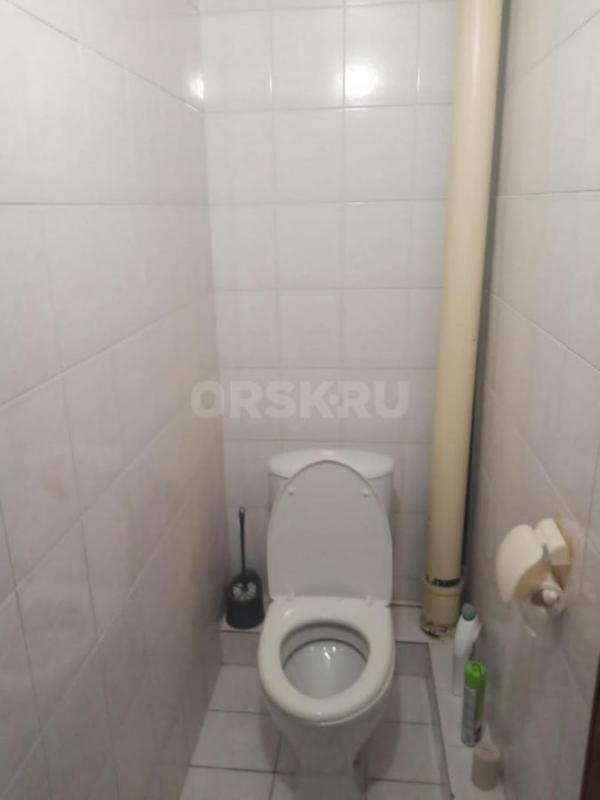 Продаётся уютная, теплая , не угловая трехкомнатная квартира в спальном незатопляемом районе города - Орск