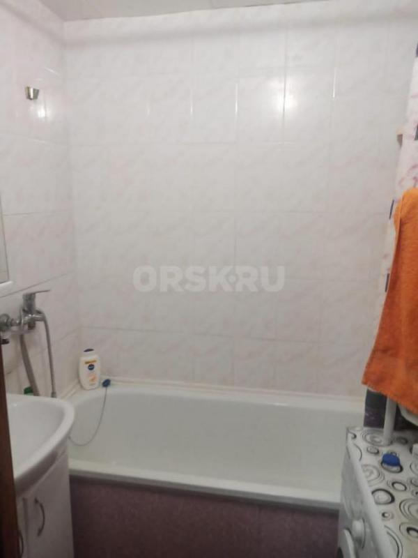 Продаётся уютная, теплая , не угловая трехкомнатная квартира в спальном незатопляемом районе города - Орск