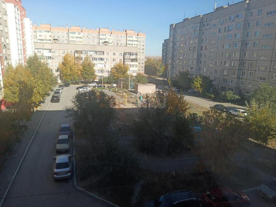 Продаётся уютная, теплая , не угловая трехкомнатная квартира в спальном незатопляемом районе города - Орск