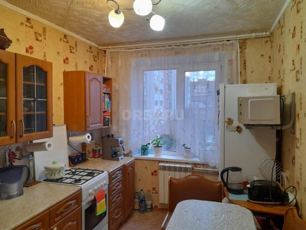 Продаётся уютная, теплая , не угловая трехкомнатная квартира в спальном незатопляемом районе города - Орск