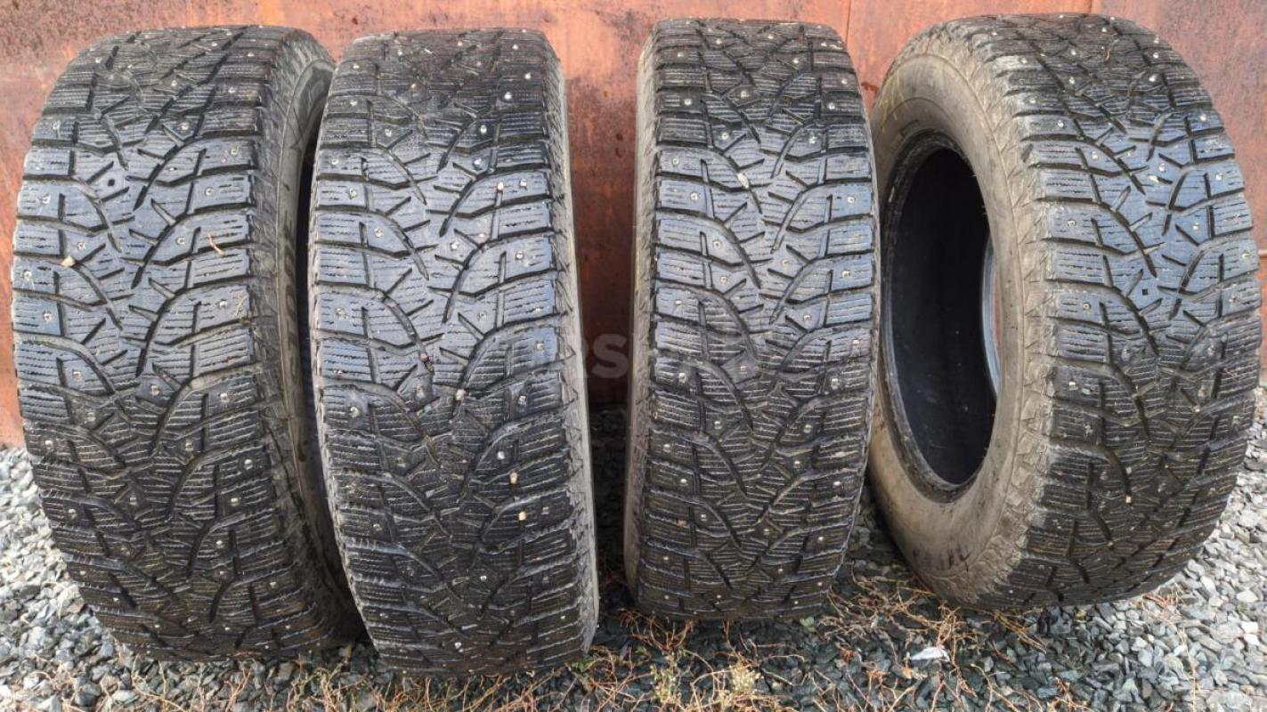 Продам комплект зимних шипованых шин Bridgestone Blizzak spike-02 SUV 215/65 R16. - Орск