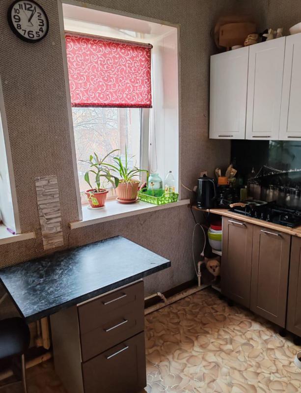 Продается теплая 2-х квартира 
Большие раздельные комнаты ширина 3,5. - Новотроицк