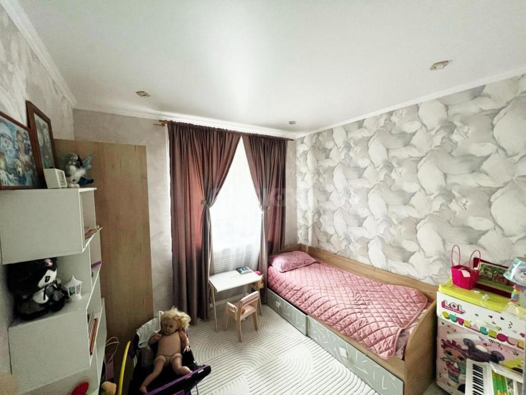 Продается просторная,  уютная и светлая 4-комнатная квартира общей площадью 102,5 м², расположенная - Орск