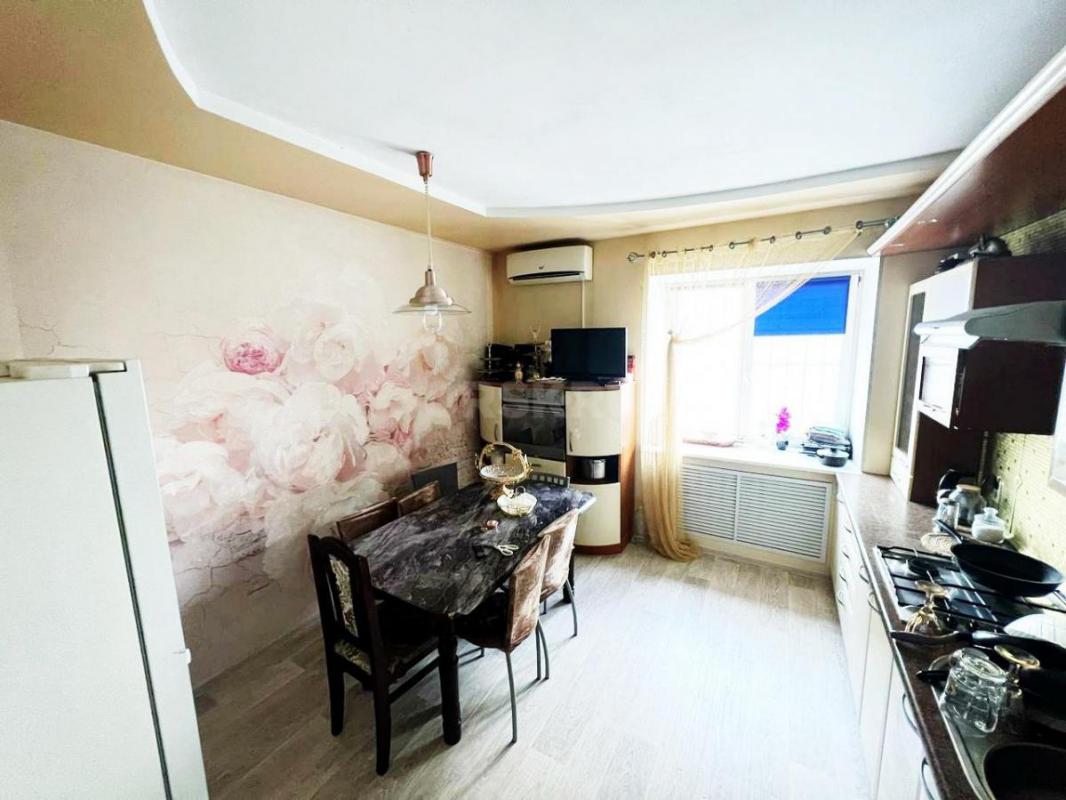 Продается просторная,  уютная и светлая 4-комнатная квартира общей площадью 102,5 м², расположенная - Орск