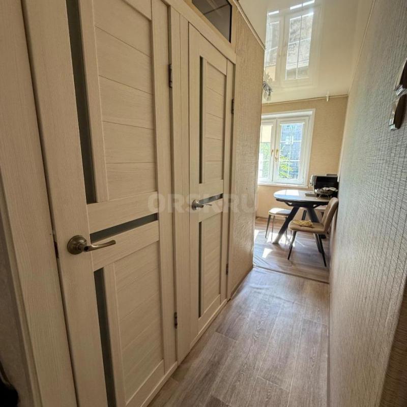 Продаётся уютная трёхкомнатная квартира площадью 62 квадратных метра на втором этаже пятиэтажного па - Орск