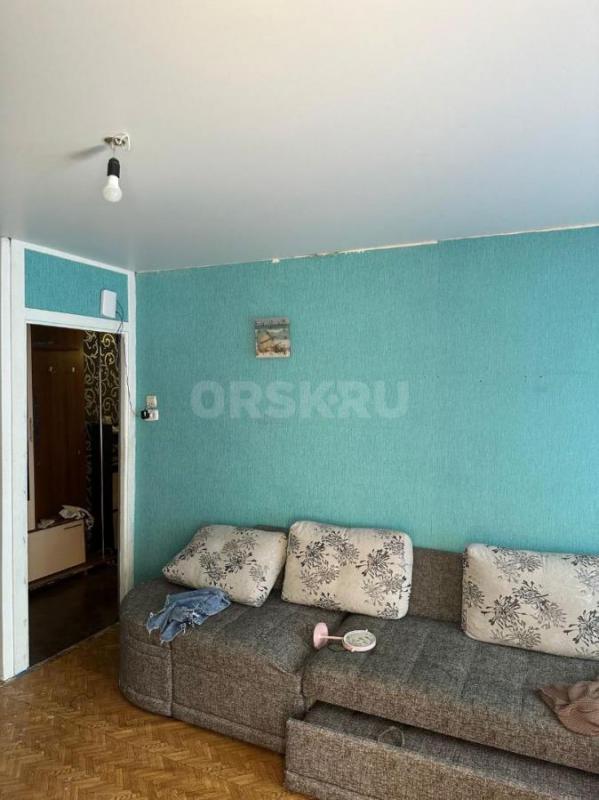 Продается 1/2 доля просторной трехкомнатной квартиры , ул. - Орск