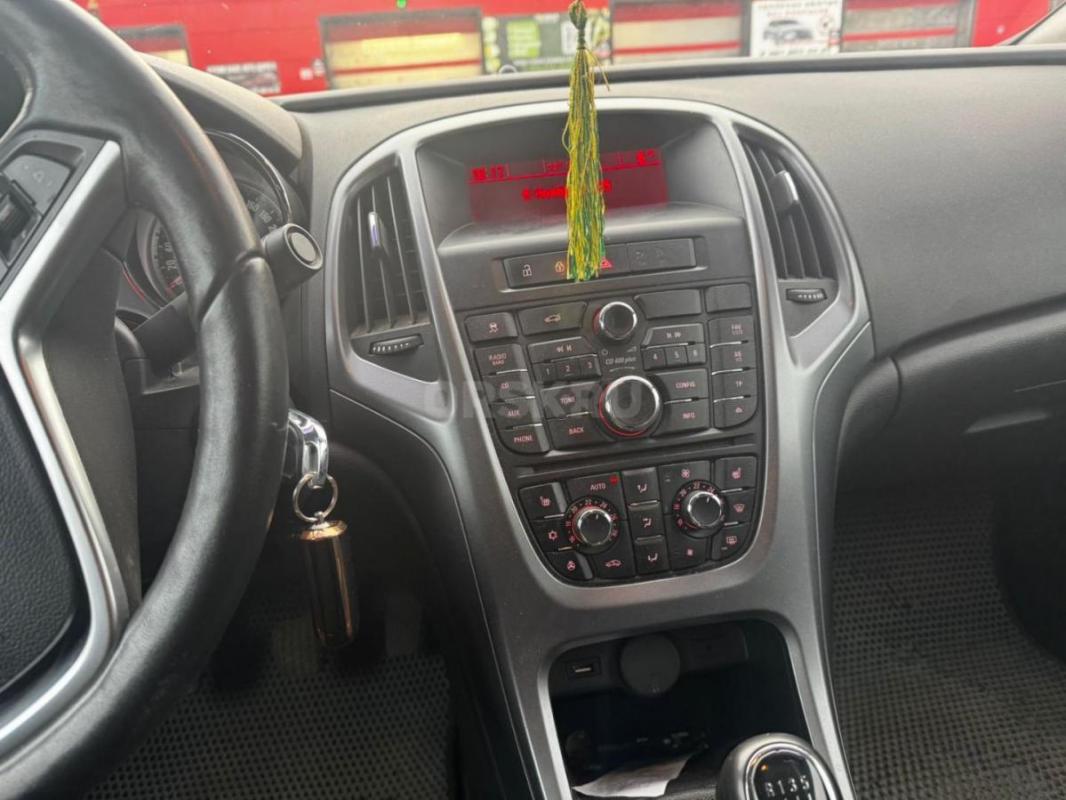 Продам Опель астра J рестайлинг, 2014 года выпуска, в отличном состоянии: ходовая плотная без каких - Гай