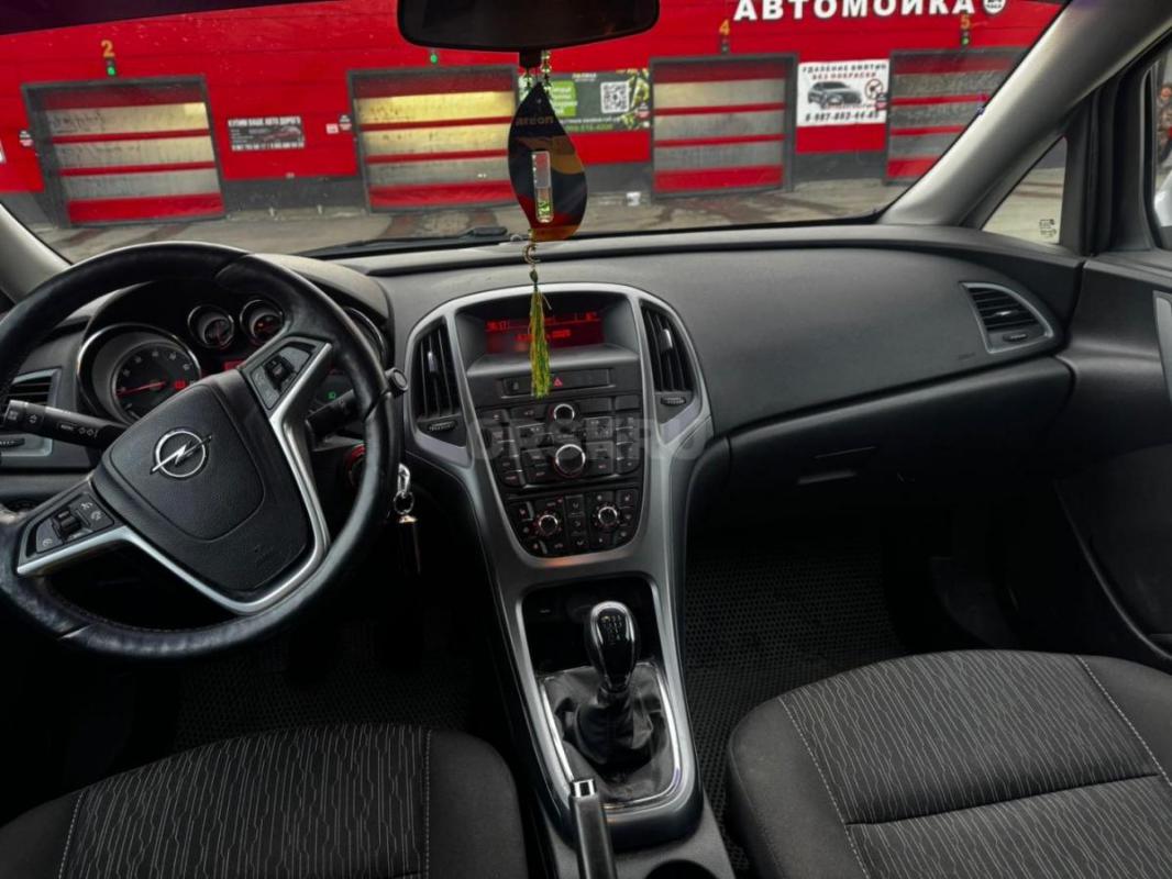 Продам Опель астра J рестайлинг, 2014 года выпуска, в отличном состоянии: ходовая плотная без каких - Гай