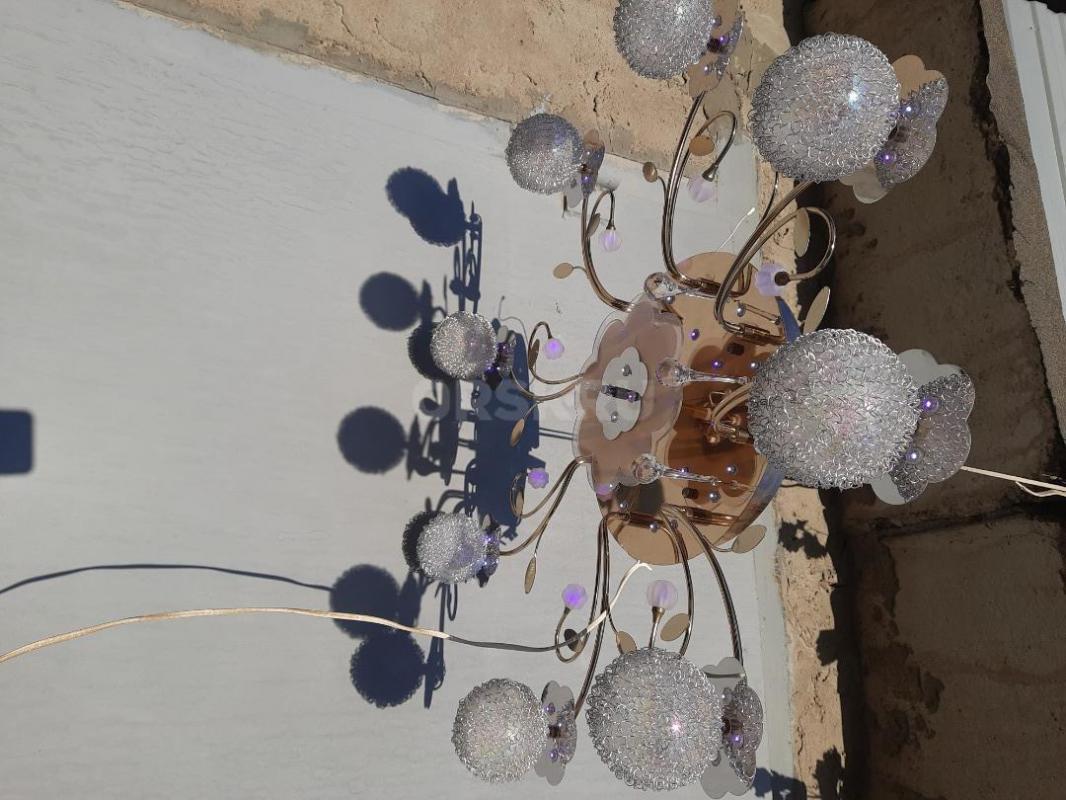 Продам люстры 3х рожковую с лампочками в отличном состоянии и люстру с шарами. - Орск