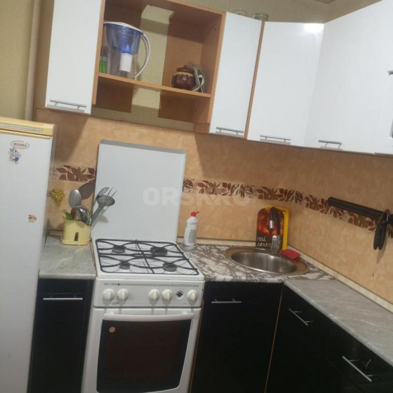 Сдам двухкомнатную квартиру на втором этаже только семейным, остановка Станиславского частично мебли - Орск