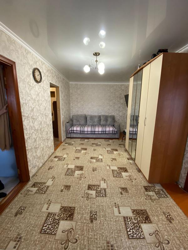 двухкомнатная на площадь Ленина, балкон застеклен, кондиционер, косметический ремонт - Новотроицк