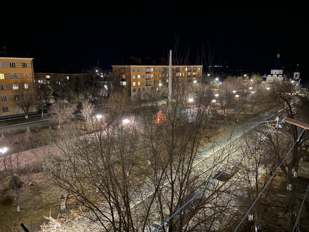 двухкомнатная на площадь Ленина, балкон застеклен, кондиционер, косметический ремонт - Новотроицк