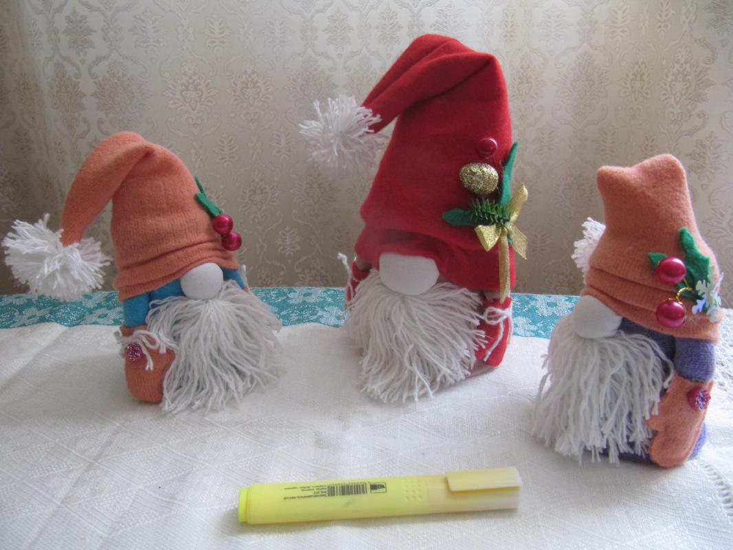 Ёлка-подвеска из фетра 200р, подвеска зелёная из фоамирана 200р, медальоны розовые 150 р, гномы 150 - Новотроицк