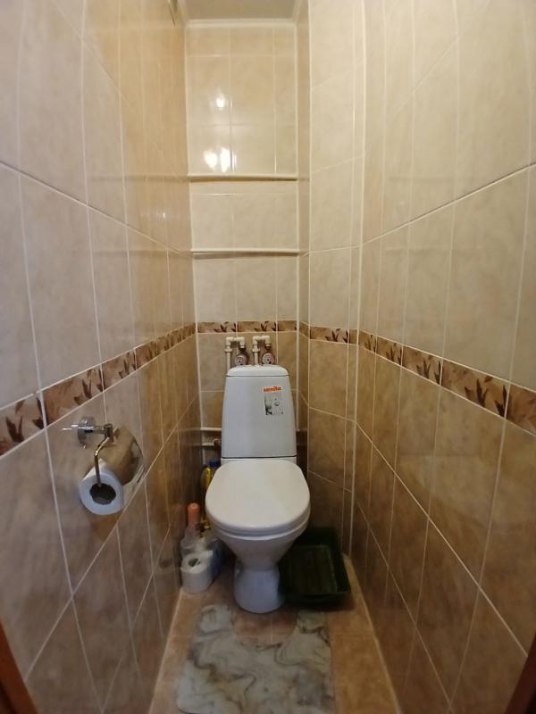 Продается 2-комнатная квартира с раздельными ходами на комфортном втором этаже по адресу: г. - Новотроицк