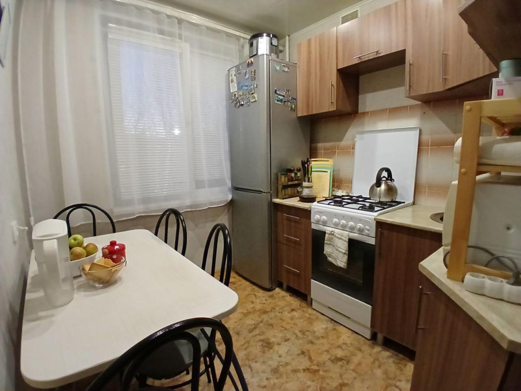 Продается 2-комнатная квартира с раздельными ходами на комфортном втором этаже по адресу: г. - Новотроицк