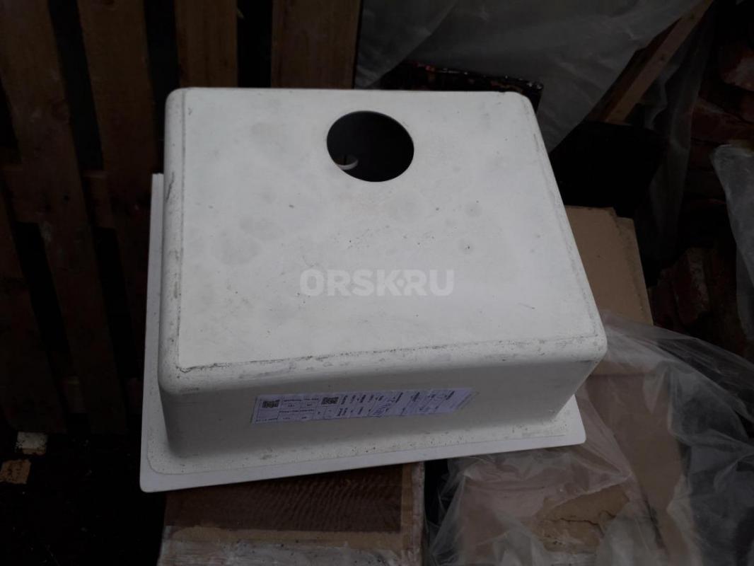 Глянцевая каменная мойка Катрин повреждена - отломлена полка. - Орск