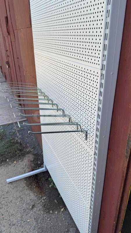 Торговый стеллаж перфорированный, металлический.
1.85 высота 
100/125 ширина 
Есть вариант с полками - Орск