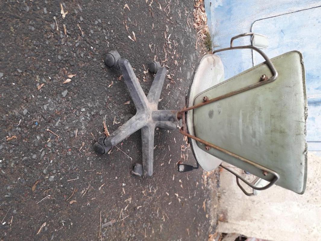 Стул на колёсах, бу, потрёпанный, газлифт не работает. - Орск