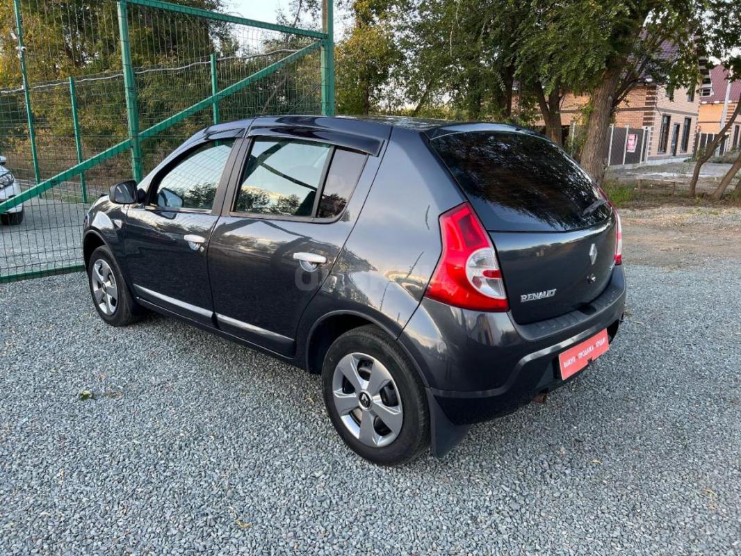 RENAULT Sandero Год 2010
3 собственник птс оригинал
Максимальная комплектация
Мощный Двигатель: 1 - Орск