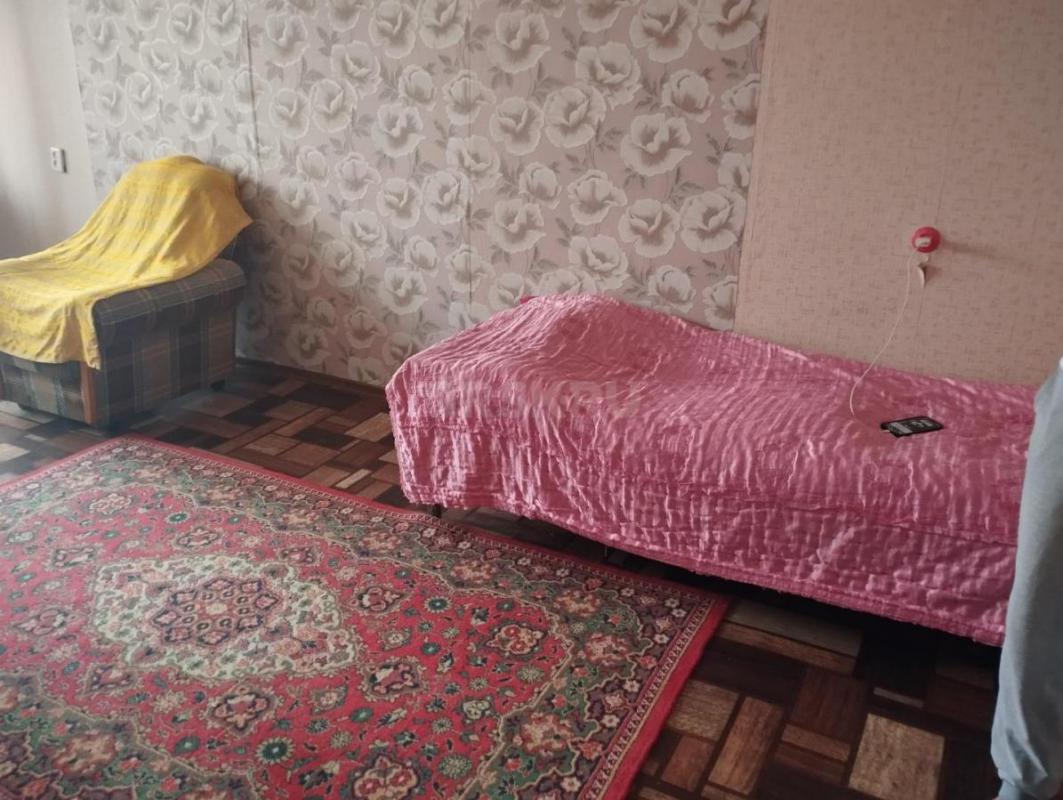 Сдаётся однокомнатная квартира по ул Строителей рядом с МФЮА на длительный срок. 15000 руб. - Орск