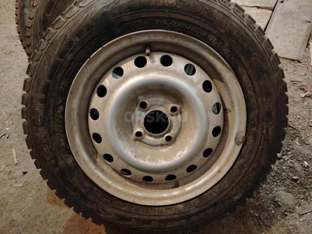 Комплект зимних колес в сборе Nokian Tyres Nordman 5 175/70 R14 в хорошем состоянии, 95 % шипов на м - Орск