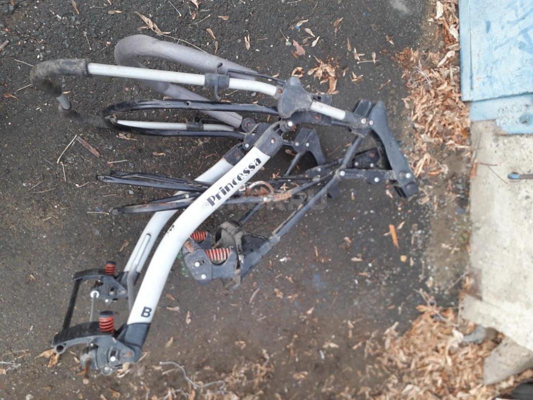 Коляска трансформер с недочётами: нет одного колеса, целостность камер не проверялось, погнут элемен - Орск