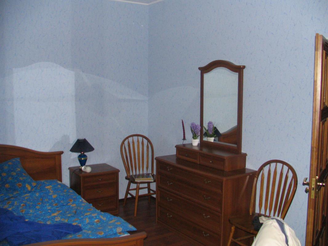 сдается  на длительный срок  трехкомнатная квартира  на втором этаже , трехэтажного  дома . - Новотроицк