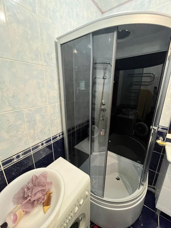 сдается  на длительный срок  трехкомнатная квартира  на втором этаже , трехэтажного  дома . - Новотроицк