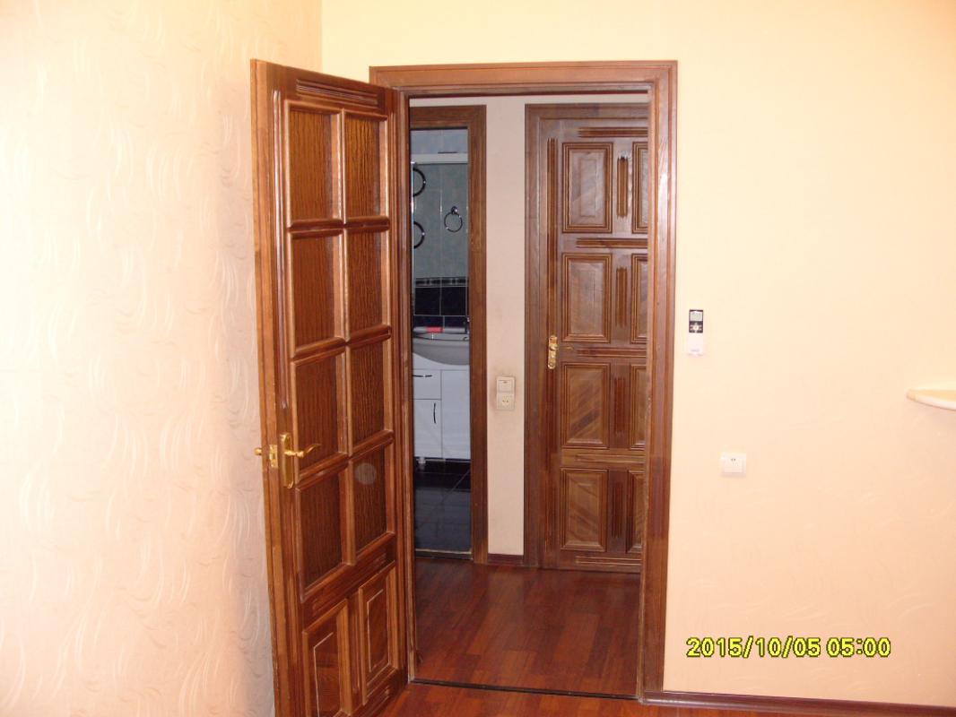 сдается  на длительный срок  трехкомнатная квартира  на втором этаже , трехэтажного  дома . - Новотроицк