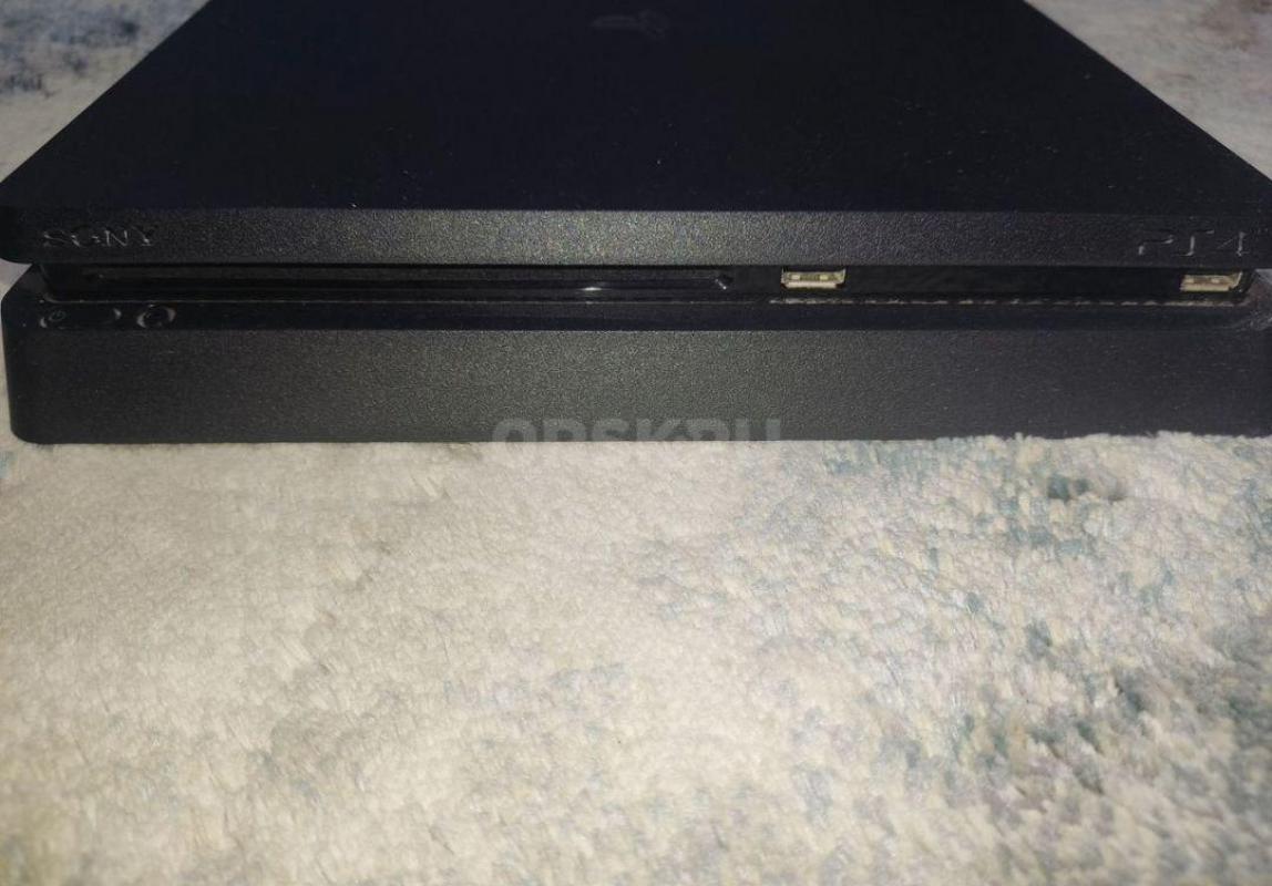 Продам игровую приставку PlayStation 4 Slim от Sony в черном цвете. - Орск