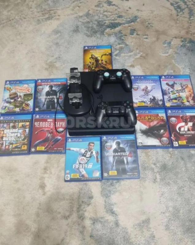 Продам игровую приставку PlayStation 4 Slim от Sony в черном цвете. - Орск