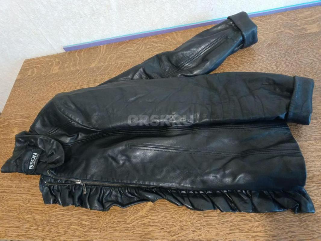 Продам(см.фото) молодежные женские курточки из натуральной кожи: 1-3 фото размер  2XL,4 фото-размер - Орск