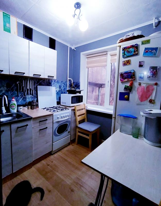 Продаётся 2-х комнатная квартира, на 1 этаже 5-ти этажного дома, по адресу - г Новотроицк ул Есенков - Новотроицк