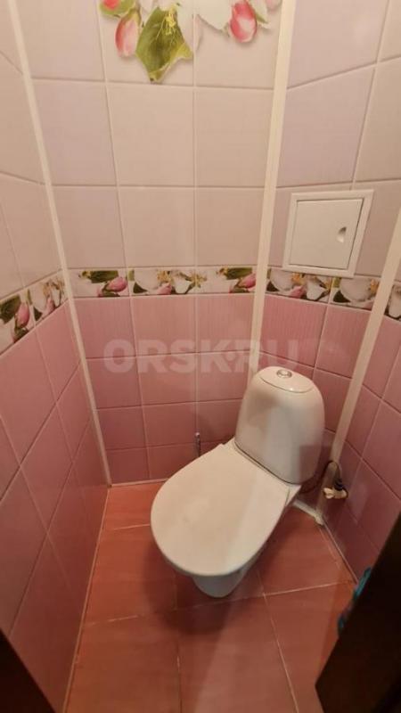 Продам просторную 3-х комнатную квартиру, расположенную на 2-м этаже 2-х этажного дома по адресу: ул - Орск