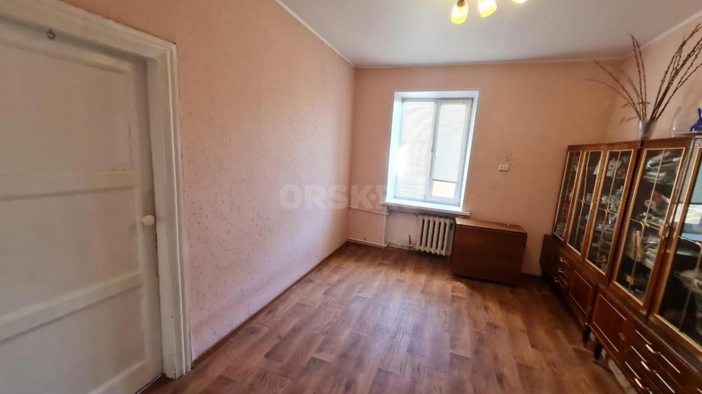 Продам просторную 3-х комнатную квартиру, расположенную на 2-м этаже 2-х этажного дома по адресу: ул - Орск