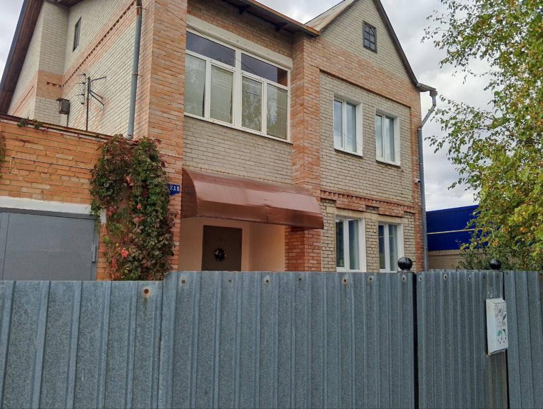 Продается уютный и просторный дом площадью 200 м², расположенный на живописном участке в 8 соток по - Гай