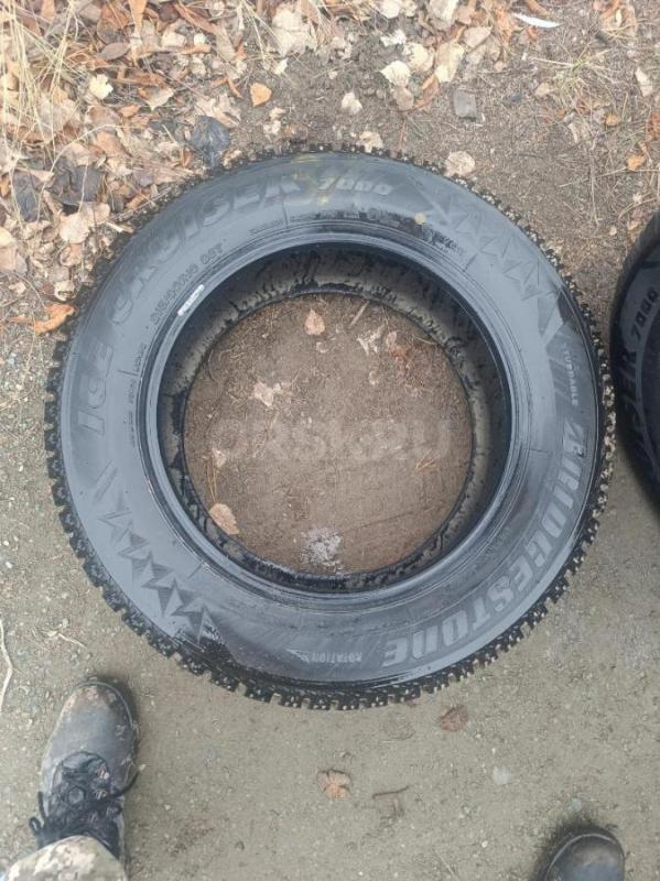 Продам резину Bridgestone Ice Cruiser 7000 215/60/16 б/у всего один сезон пробег 3000 км все шипы на - Орск